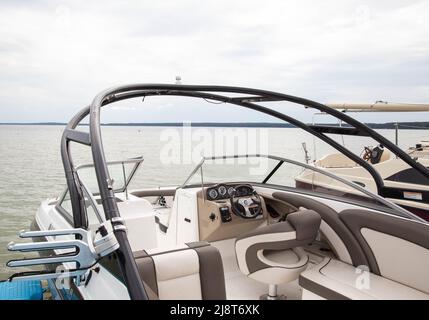 Moderne Vergnügungsyacht auf dem See für Touristen Stockfoto