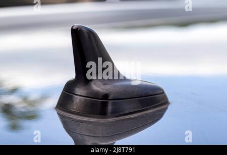 Moderne Autoantenne auf dem Autodach, System GPS Stockfoto