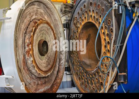 Blick auf das offene Kesselgaskesselhaus. Reparatur und Wartung von Industrieanlagen. Vorbereitung des Kesselraums für die Heizsaison. Hintergrund Stockfoto