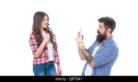 Frohes Herren Tag. Tochter mit Prop Schnurrbart Pose für Väter Telefon. Movember. Herrentag Stockfoto