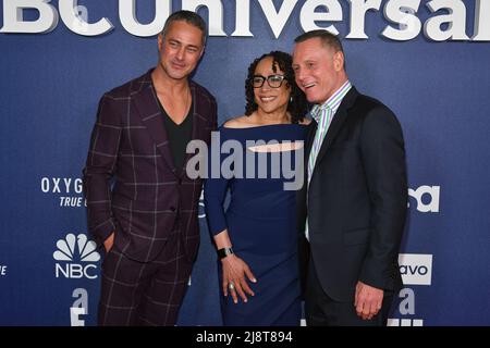 Taylor Kinney und S. Epatha Merkerson, Jason Beghe Stockfoto