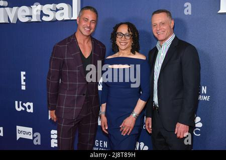 Taylor Kinney und S. Epatha Merkerson, Jason Beghe Stockfoto