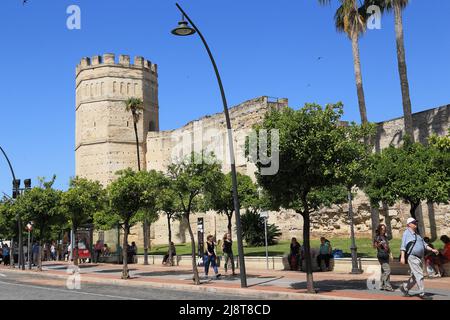 JEREZ DE LA FRONTERA, SPANIEN - 22. MAI 2017: Es handelt sich um einen achteckigen Turm und die Mauern des Alcazar. Stockfoto