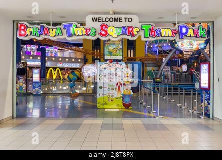 Kuala Lumpur, Malaysia - May 13,2022 : Eingangsansicht des Berjaya Times Square Themenparks, die Menschen können sehen, wie sie ihn erkunden. Stockfoto