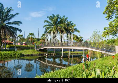 Kuala Lumpur, Malaysia - May 17,2022 : wunderschöne Aussicht auf die Tititwangsa Lake Gardens in Malaysia, die Menschen können sehen, wie sie es erkunden. Stockfoto