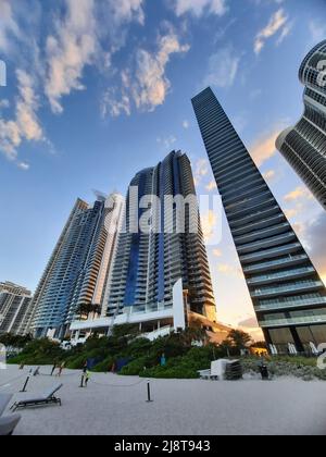 Sunny Isles, USA - 22. März 2021: Hotelhochhäuser und Wohnanlagen am Strand Stockfoto