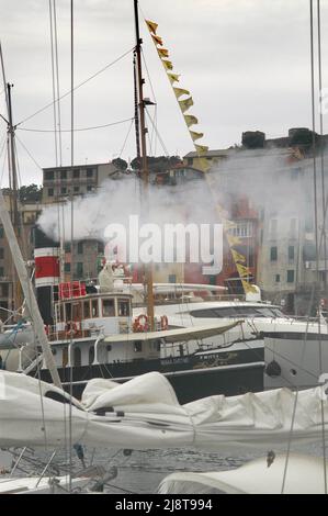 Der 1895 in England gebaute und heute noch voll einsatzfähige Offshore-Schlepper Pietro Micca ist das älteste Dampfschiff, auch mit Segeltakelage als Schoner, das heute im Mittelmeer segelt. In der Vergangenheit gelegentlich vom italienischen Umweltverband Legambiente für seine Werbekampagne „Goletta Verde“ verwendet. Stockfoto