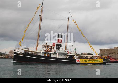 Der 1895 in England gebaute und heute noch voll einsatzfähige Offshore-Schlepper Pietro Micca ist das älteste Dampfschiff, auch mit Segeltakelage als Schoner, das heute im Mittelmeer segelt. In der Vergangenheit gelegentlich vom italienischen Umweltverband Legambiente für seine Werbekampagne „Goletta Verde“ verwendet. Stockfoto