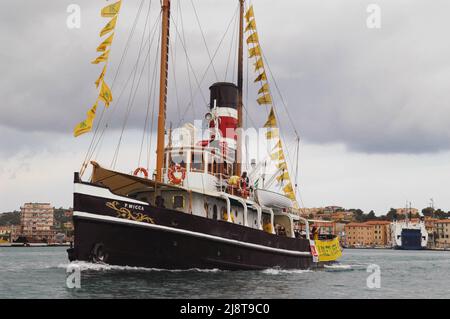 Der 1895 in England gebaute und heute noch voll einsatzfähige Offshore-Schlepper Pietro Micca ist das älteste Dampfschiff, auch mit Segeltakelage als Schoner, das heute im Mittelmeer segelt. In der Vergangenheit gelegentlich vom italienischen Umweltverband Legambiente für seine Werbekampagne „Goletta Verde“ verwendet. Stockfoto