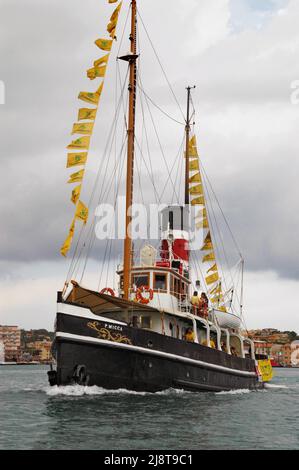 Der 1895 in England gebaute und heute noch voll einsatzfähige Offshore-Schlepper Pietro Micca ist das älteste Dampfschiff, auch mit Segeltakelage als Schoner, das heute im Mittelmeer segelt. In der Vergangenheit gelegentlich vom italienischen Umweltverband Legambiente für seine Werbekampagne „Goletta Verde“ verwendet. Stockfoto