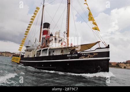 Der 1895 in England gebaute und heute noch voll einsatzfähige Offshore-Schlepper Pietro Micca ist das älteste Dampfschiff, auch mit Segeltakelage als Schoner, das heute im Mittelmeer segelt. In der Vergangenheit gelegentlich vom italienischen Umweltverband Legambiente für seine Werbekampagne „Goletta Verde“ verwendet. Stockfoto