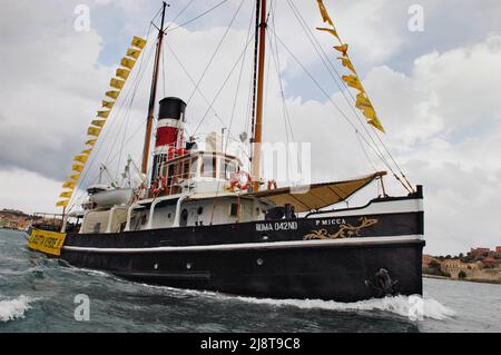 Der 1895 in England gebaute und heute noch voll einsatzfähige Offshore-Schlepper Pietro Micca ist das älteste Dampfschiff, auch mit Segeltakelage als Schoner, das heute im Mittelmeer segelt. In der Vergangenheit gelegentlich vom italienischen Umweltverband Legambiente für seine Werbekampagne „Goletta Verde“ verwendet. Stockfoto