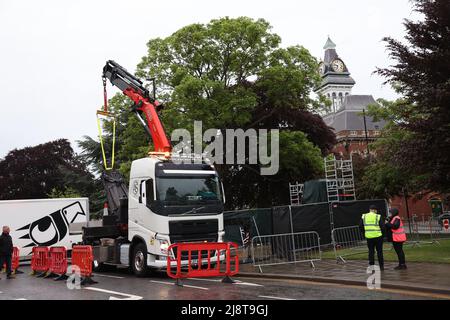 Grantham, Großbritannien. 15.. Mai 2022. Die Bronzestatue der ehemaligen Premierministerin Margaret Thatcher befindet sich auf ihrem Sockel im Zentrum ihrer Heimatstadt Grantham, Lincs. Die Statue kam in den frühen Morgenstunden an und wurde mit einem Kran aufgehängt. Eine offizielle Enthüllung wurde nicht abgehalten und einmal in Position, wurde die Statue von einem Sicherheitszaun umgeben und hat auch eine CCTV-Kamera ganz in der Nähe. Kredit: Paul Marriott/Alamy Live Nachrichten Stockfoto