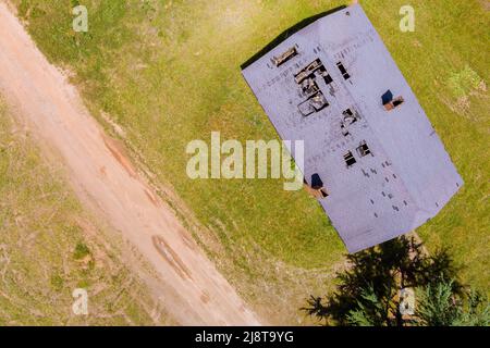 Dachbaustelle die Entfernung des grauen Asphaltdachs beschädigt Stockfoto