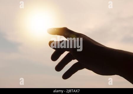 Hände reichen bis zum hellen Himmel. Helfen oder erreichen Konzept Stockfoto