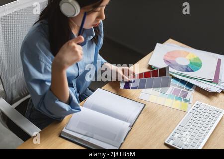 Porträt Einer Asiatischen Designerin In Mit Notizbuch Stockfoto