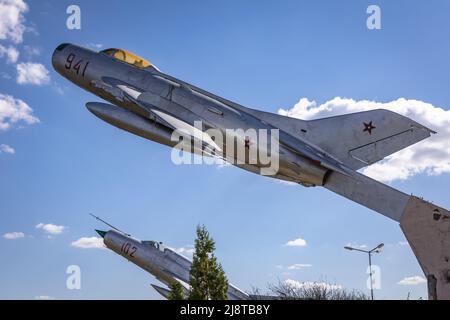 MiG19 C und MiG-21 bis im Park für Luft- und Raumfahrt neben der Autobahn in der Stadt Omurtag in der bulgarischen Provinz Targovishte Stockfoto