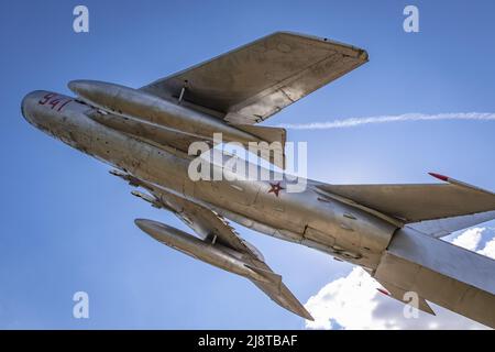 MIG-19C Kampfflugzeug im Park für Luft- und Raumfahrt neben der Autobahn in der Stadt Omurtag in der bulgarischen Provinz Targovishte Stockfoto