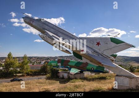 MiG-21 bis und Su-22M4 im Park für Luft- und Raumfahrt neben der Autobahn in der Stadt Omurtag in der bulgarischen Provinz Targovishte Stockfoto