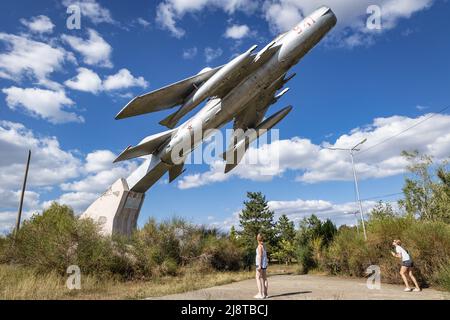 MIG-19C Kampfflugzeug im Park für Luft- und Raumfahrt neben der Autobahn in der Stadt Omurtag in der bulgarischen Provinz Targovishte Stockfoto