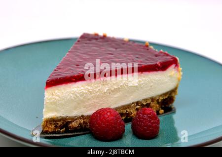 Scheibe köstlicher Himbeer-Käsekuchen auf einem Teller, fertig zum Essen Stockfoto