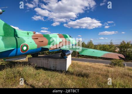 Su-22M4 Flugzeuge im Park für Luft- und Raumfahrt neben der Autobahn in der Stadt Omurtag in der bulgarischen Provinz Targovishte Stockfoto