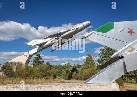 MIG-19C Kampfflugzeug im Park für Luft- und Raumfahrt neben der Autobahn in der Stadt Omurtag in der bulgarischen Provinz Targovishte Stockfoto