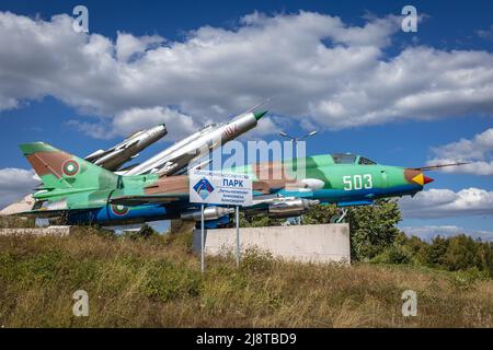 Su-22M4, MiG-21 bis und MiG-19C Flugzeuge im Park für Luft- und Raumfahrt neben der Autobahn in der Stadt Omurtag in der bulgarischen Provinz Targovishte Stockfoto