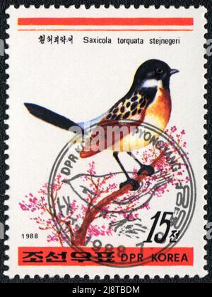 Eine in DPR KOREA gedruckte Briefmarke zeigt Stejnegers Stonechat (Saxicola torquata stejnegeri) aus der Serie Birds, 1988 Stockfoto