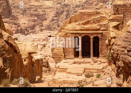 Antiker Gartentempel in Sandsteinfelsen in der Wadi Farasa Schlucht, Petra, Jordanien Stockfoto