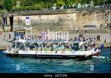 FRANKREICH. PARIS (75) 16. BEZIRK. BATOBUS AUF DER SEINE IN DER NÄHE DER IENA-BRÜCKE Stockfoto