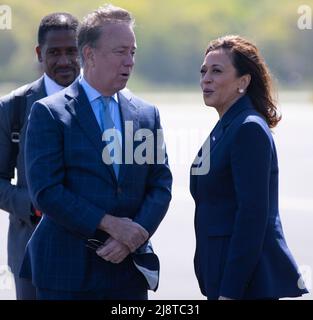 Die Vizepräsidentin der Vereinigten Staaten, Kamala Harris, spricht bei der Eröffnungszeremonie der United States Coast Guard Academy am 18. Mai 2022 im Cadet Memorial Field in New London, Connecticut, USA, über die Abschlussklasse 2022. Stockfoto