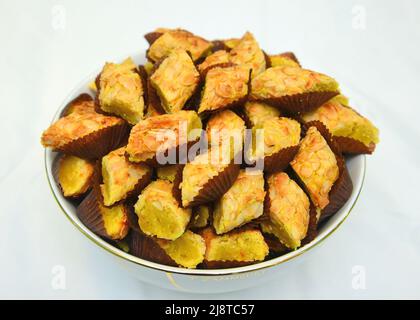 Köstliche frische marokkanische Süßigkeiten auf weißem Hintergrund gebacken, marokkanisches Essen Stockfoto