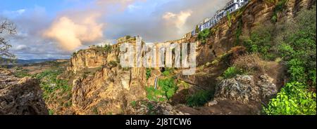 Panoramablick auf die Puente Nuevo (Neue Brücke) über die Tajo-Schlucht bei Sonnenuntergang in Ronda. Andalusien, Spanien Stockfoto
