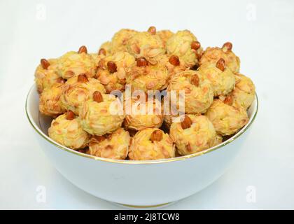 Köstliche frische marokkanische Süßigkeiten auf weißem Hintergrund gebacken, marokkanisches Essen Stockfoto