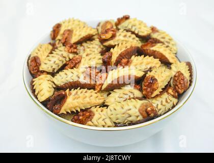 Köstliche frische marokkanische Süßigkeiten auf weißem Hintergrund gebacken, marokkanisches Essen Stockfoto