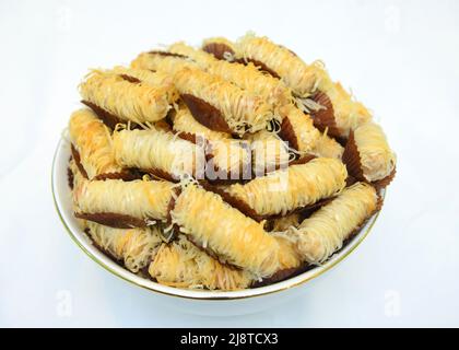 Köstliche frische marokkanische Süßigkeiten auf weißem Hintergrund gebacken, marokkanisches Essen Stockfoto