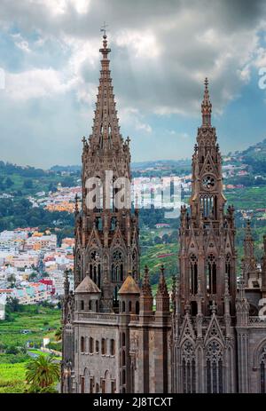 Ansicht der mittelalterlichen gotischen Kirche von San Juan Bautista in Arucas, Gran Canaria, Kanarische Inseln, Spanien Stockfoto