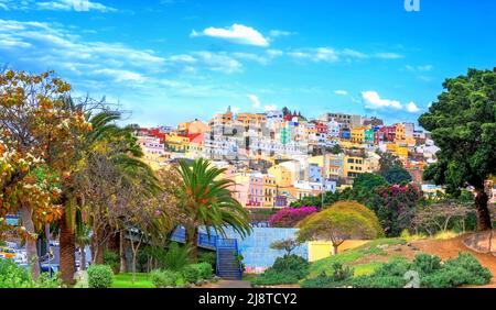 Panoramablick vom Park des alten Uptown mit bunten Häusern in Las Palmas. Gran Canaria, Kanarische Inseln, Spanien Stockfoto