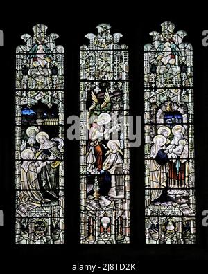 Buntglasfenster von Percy Bacon & Brothers mit Darstellung der Verkündigung an die Jungfrau Maria, der Heimsuchung und der Darstellung im Tempel Stockfoto