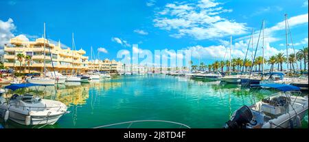 Panoramablick auf Puerto Marina in Benalmadena. Costa del Sol, Provinz Malaga, Andalusien, Spanien Stockfoto