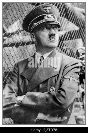 Adolf Hitler nachdenkliche ernste Arme gefaltet. Pose im Freien an der battlefront 1940s WW2 in Militäruniform mit Mütze, trägt ein Hakenkreuz-Pin-Abzeichen der Nazi-Partei Stockfoto