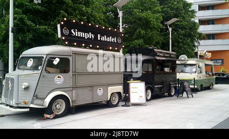 Food Trucks in einer Linie Stockfoto