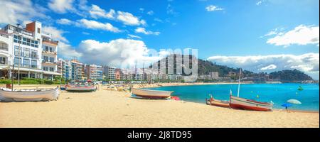 Panoramablick auf Strand und Küstenhäuser in Blanes Stadt. Costa Brava, Katalonien, Spanien Stockfoto