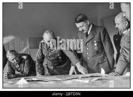 Adolf Hitler Battle Planning Wolf’s Lair Battle Strategy Table 1940s mit seinen Top-Generälen, darunter Feldmarschall Erich von Manstein von der Wehrmacht Adolf Hitler mit den Generälen Manstein, Kleist, Zeitzler & Ruoff bei einem Battle Strategy Briefing mit Kriegsplänen und Karten, 1943. Adolf Hitler wird an der Ostfront unterrichtet. Von rechts: Armeegeneral Ewald von Kleist, General Kurt Zeitzler, Adolf Hitler, General Ruoff & Wermacht Armeegeneral Erich von Manstein., 1943 Wolfs Lair Preußen Stockfoto