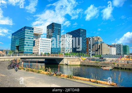 Panoramablick auf moderne Wohn- und Bürogebäude im Bjorvika Quaral in der Nähe des Opernhauses in der Innenstadt.Oslo, Norwegen Stockfoto