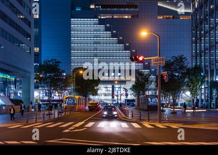 Osaka, Japan - 1. Mai 2022: Taxi wartet nachts an der Ampel vor dem JR Osaka Bahnhof Stockfoto