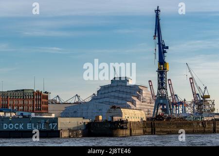 Hamburg, Deutschland - 05 15 2022: Ansicht eines ummantelten Schiffes im Hamburger Hafen im Dock 17 von blohm und voss. Stockfoto