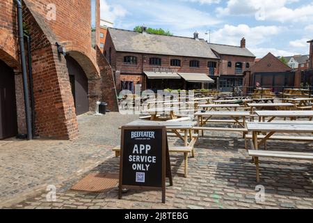 Leere Pub-Sitzplätze im Freien, Birmingham, Großbritannien Stockfoto
