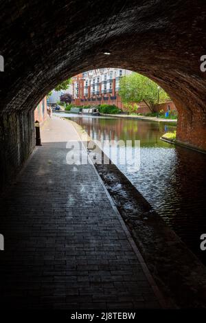 Blick auf einen Kanal unter einer Brücke, Birmingham City Centre, UK 2022 Stockfoto